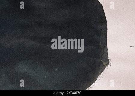 Frammento di carta ad acquerello con una macchia di vernice ad acquerello. Sfondo astratto Foto Stock
