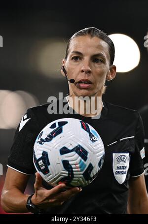 LUTON, INGHILTERRA - SETTEMBRE 09: Stephanie Frappar, arbitro di calcio francese durante l'amichevole internazionale U21 tra Inghilterra e Austria a K Foto Stock