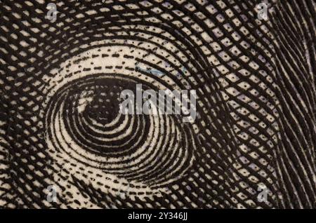 L'occhio di Benjamin Franklin, dettaglio da un ritratto di una banconota da 100 dollari. Primo piano del denaro degli Stati Uniti. Fotografia ultra macro. Foto Stock