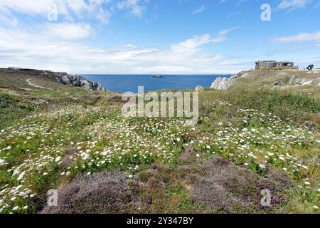Vista sul mare tra Pen Hir Point e il Memorial Museum (Battaglia dell'Atlantico). Camaret-sur-Mer, Presqu'ile de Crozon, Bretagna, Francia. Foto Stock