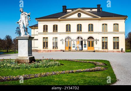 Stoccolma, Svezia: 3 maggio 2024: Statua in marmo di Apollo di fronte al vecchio edificio del teatro vicino al palazzo Drottningholm a Stoccolma Foto Stock