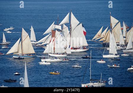 La grande sfilata di navi alte e barche a vela tradizionali (da Brest a Douarnenez). Festival marittimo di Brest 2024 (Finistère, Bretagna, Francia). Foto Stock