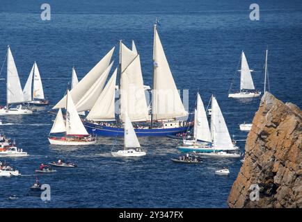 La grande sfilata di navi alte e barche a vela tradizionali (da Brest a Douarnenez). Festival marittimo di Brest 2024 (Finistère, Bretagna, Francia). Foto Stock