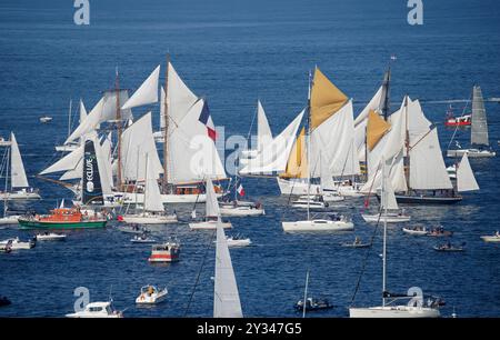 La grande sfilata di navi alte e barche a vela tradizionali (da Brest a Douarnenez). Festival marittimo di Brest 2024 (Finistère, Bretagna, Francia). Foto Stock