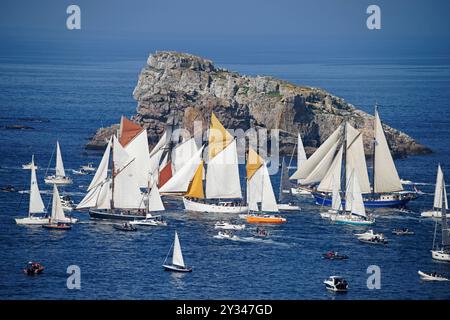 La grande sfilata di navi alte e barche a vela tradizionali (da Brest a Douarnenez). Festival marittimo di Brest 2024 (Finistère, Bretagna, Francia). Foto Stock