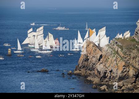 La grande sfilata di navi alte e barche a vela tradizionali (da Brest a Douarnenez). Festival marittimo di Brest 2024 (Finistère, Bretagna, Francia). Foto Stock