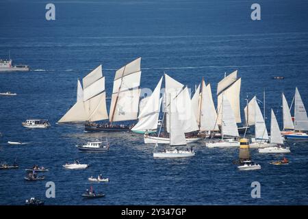 La grande sfilata di navi alte e barche a vela tradizionali (da Brest a Douarnenez). Festival marittimo di Brest 2024 (Finistère, Bretagna, Francia). Foto Stock