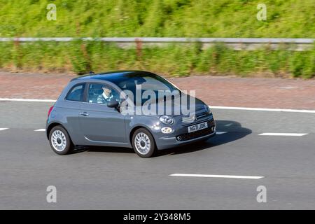 2022 Grigio Fiat 500 Dolcevita Mhev; in auto sull'autostrada M6, Manchester, Regno Unito Foto Stock