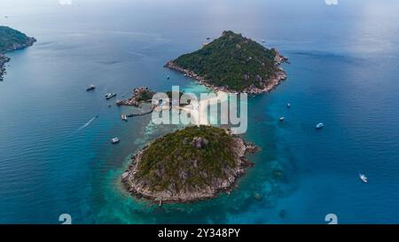 Vista aerea Drone scatto di Koh Nang Yuan bello piccolo isola di surat thani Thailandia Foto Stock