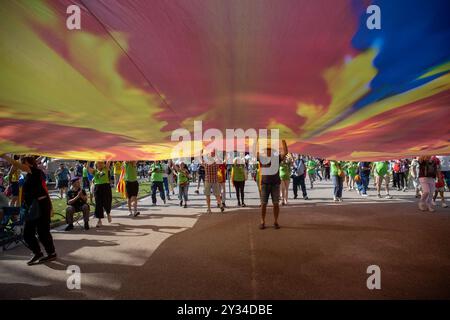 I manifestanti indipendentisti catalani portano una bandiera gigante durante la celebrazione della Diada de Catalunya. Come ogni 11 settembre, nella città di Barcellona veniva celebrata la giornata nazionale catalana, nota anche come giornata della Catalogna o giornata nazionale della Catalogna. Al mattino, la tradizionale offerta floreale è stata fatta al monumento di Rafael Casanova, un evento politico organizzato da OMNIUM Cultural e nel pomeriggio una manifestazione unita del paese con il motto: 'Torniamo in strada: Indipendenza. Giustizia, paese, futuro. Foto Stock