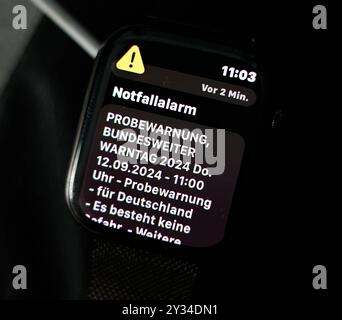 Wuerzburg, Wohngebiet, 12.09.2024, Bundesweiter Warntag Bild: Beim bundesweiten Warntag wurde unter anderem ueber die Smartwatch Warnmeldungen versendet. *** Wuerzburg, zona residenziale, 12 09 2024, giorno di allerta nazionale immagine durante il giorno di allerta nazionale, messaggi di avvertimento sono stati inviati tramite smartwatch, tra le altre cose Copyright: HMBxMedia/xJulienxBecker Foto Stock