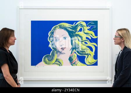 Londra, Regno Unito. 12 settembre 2024. Membri dello staff con "Details of Renaissance Paintings (Sandro Botticelli, Birth of Venus, 1482)", 1984, di Andy Warhol (circa £100.000 - 150.000) in anteprima di opere contemporanee in vendita nelle prossime aste Evening and Day Edition Phillips in Berkeley Square. I lotti saranno messi all'asta il 19 e 20 settembre. Crediti: Stephen Chung / Alamy Live News Foto Stock