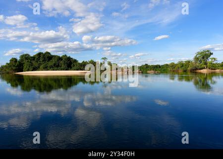 Cielo e alberi che si riflettono nel fiume Juruena, alta Floresta, Amazzonia, Brasile Foto Stock