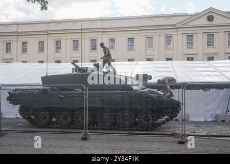 Londra, Regno Unito. 12 settembre 2024 . Un carro armato Challenger 2 dell'esercito britannico è esposto alla Wellington Barracks come parte della British Army 2024 Expo che comprende i veicoli corazzati da combattimento e ricognizione dell'esercito cannoni da campo di artiglieria ed elicotteri militari . Il British Army Expo si svolge dal 9-13 settembre. Crediti: Amer Ghazzal/Alamy Live News Foto Stock