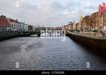 Dublino, Irlanda - 21 dicembre 2023: Il Grattan Bridge, Irish Droichead Grattan è un ponte ad arco di pietra sul fiume Liffey a Dublino, Irlanda. Foto Stock