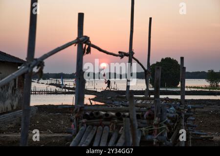 Cambiamento climatico: Villaggio affondato di Beting, reggenza di Bekasi, Giava, Indonesia, Asia Foto Stock