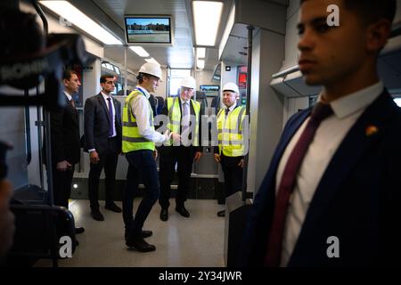 12 settembre 2024, Egitto, Kairo: Il presidente tedesco Frank-Walter Steinmeier (2° da sinistra) visita un treno alla stazione di New Capital nella nuova capitale amministrativa egiziana insieme a Kamel el el-Wazir (3° da sinistra), ministro egiziano dell'industria e dei trasporti, e Michael Peter (a sinistra), amministratore delegato di Siemens Mobility. Nel mezzo del deserto, a circa 50 chilometri a est del Cairo, il presidente egiziano al-Sisi sta costruendo una nuova capitale. 6,5 milioni di persone vivranno qui un giorno, in un'area grande quanto Singapore. Insieme ai partner locali, Siemens Mobility sta costruendo una rete ad alta velocità Foto Stock