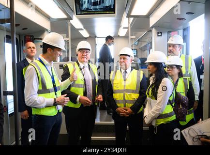 12 settembre 2024, Egitto, Kairo: Il presidente tedesco Frank-Walter Steinmeier (2° da sinistra) visita un treno alla stazione di New Capital nella nuova capitale amministrativa egiziana insieme a Kamel el el-Wazir (3° da sinistra), ministro egiziano dell'industria e dei trasporti, e Michael Peter (a sinistra), amministratore delegato di Siemens Mobility. Nel mezzo del deserto, a circa 50 chilometri a est del Cairo, il presidente egiziano al-Sisi sta costruendo una nuova capitale. 6,5 milioni di persone vivranno qui un giorno, in un'area grande quanto Singapore. Insieme ai partner locali, Siemens Mobility sta costruendo una rete ad alta velocità Foto Stock