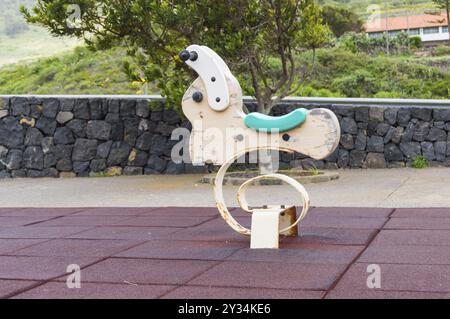 Coniglio-molla sagomata a dondolo giochi in un parco giochi sull'isola di Tenerife Foto Stock