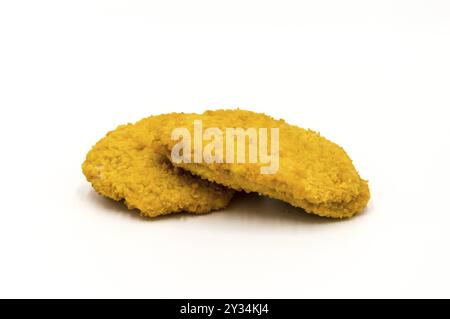 Fetta di pollo fresco impanato su sfondo bianco Foto Stock