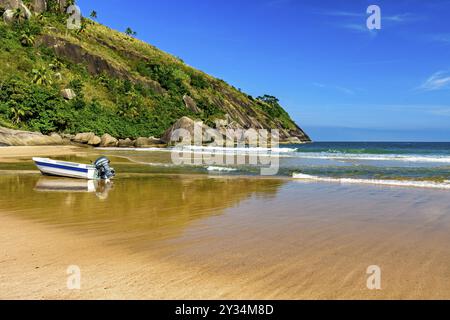 Motoscafo sulla sabbia della spiaggia di Bonete sull'isola di Ilhabela sulla costa di San Paolo, Ilhabela, San Paolo, Brasile, Sud America Foto Stock