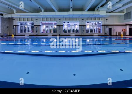 Interno della moderna piscina Foto Stock
