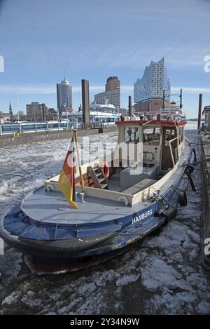 Europa, Germania, città anseatica di Amburgo, porto, sala concerti, Elba, sala filarmonica dell'Elba in inverno, piccolo porto rimorchiato Amburgo in ghiaccio alla deriva, Foto Stock