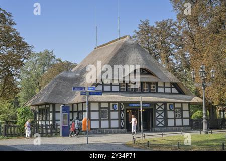 Stazione della metropolitana Dahlem Dorf, Koenigin-Luise-Strasse, Dahlem, Steglitz-Zehlendorf, Berlino, Germania, Europa Foto Stock