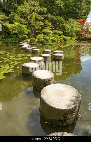 Garyukyo, pietre di passaggio attraverso lo stagno al santuario Heian-jingu, Kyoto, Giappone, Asia Foto Stock