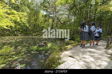 I bambini delle scuole giapponesi in uniforme visitano il Giardino di Tenjuan, il complesso del tempio di Nanzen-ji, Kyoto, Giappone, Asia Foto Stock