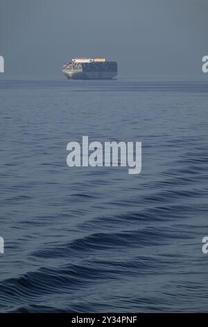 Nave portacontainer OOCL Danimarca, altezza 61 m, lunghezza 399 m, bandiera di Hong Kong, Mar Baltico Foto Stock