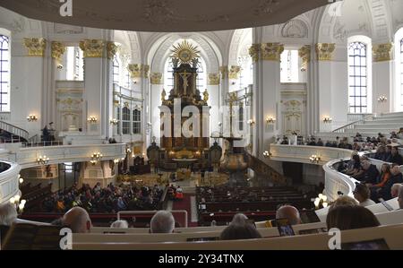 Europa, Germania, città anseatica di Amburgo, città, Chiesa di San Michele, Ludwig-Erhard-Strasse, servizio ecclesiastico nel Michel, chiesa barocca, vista su t Foto Stock