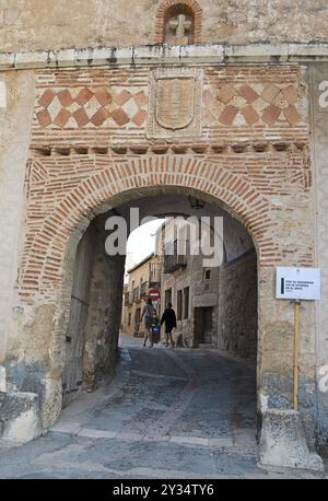 Porta cittadina medievale, Pedraza, provincia di Segovia, Castiglia e León, Spagna, Europa Foto Stock