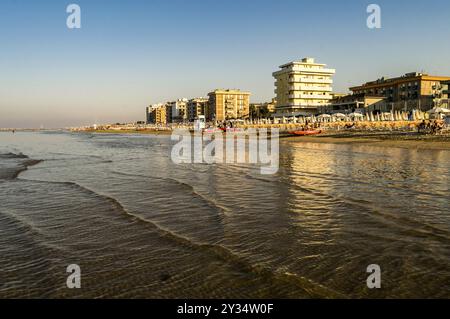 Vista della spiaggia e della città di Igea Marina sulla costa Adriatica nei pressi di Rimini Foto Stock