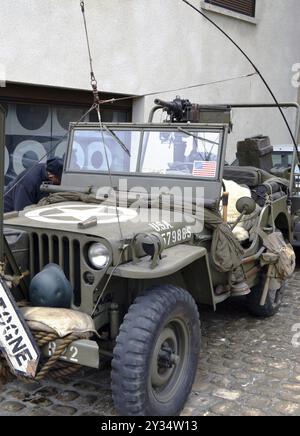 Vecchio veicolo blindato della seconda guerra mondiale, la jeep con mitragliatrice nel concorso storico Foto Stock