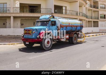 EGITTO, HURGHADA, 04 Avril 2019:distribuzione di acqua potabile con un camion cisterna a Hurghada in Egitto Foto Stock