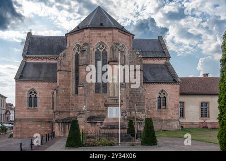 Étival-Clairefontaine, Francia - 09 01 2024: Abbazia di Saint-Pierre. Vista panoramica all'esterno del retro dell'abbazia e del monumento alla guerra Foto Stock