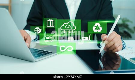 Business Woman analizza le icone ESG della sostenibilità degli investimenti. ESG concetto di protezione ambientale, sviluppo sostenibile, cambiamenti climatici, energ verde Foto Stock