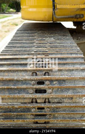 Vista ravvicinata del pattino del cingolo su un escavatore per lavori stradali Foto Stock
