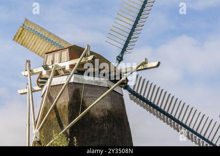 Primo piano delle pale del mulino a vento e della loro struttura in legno sotto un cielo blu, burlage, frisia orientale, germania Foto Stock