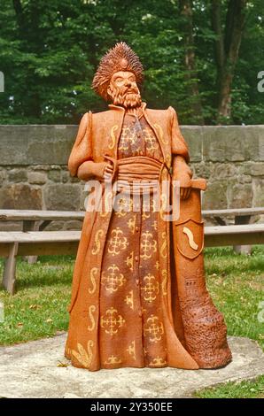 Scultura del nobile, Drużyna Arms, nel cortile del castello di Nowy Wisnicz, nel villaggio di Stary Wisnicz, regione di Malopolska, Polonia Foto Stock