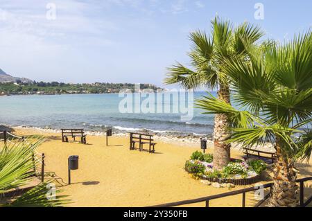 Vista della spiaggia di sabbia vicino alla città di Bagheria sul 113 strada nazionale nel nord della Sicilia Foto Stock