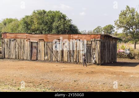 Nairobi, Kenya, Afrique-03/01/2018.fienile in legno e lamiera lungo Nairobi Road fino al Parco Ambosseli nel Kenya nord-occidentale, Africa Foto Stock