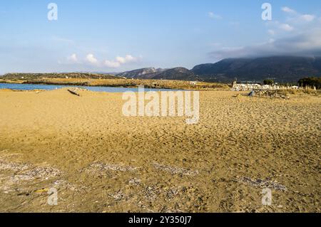 Bellissima spiaggia selvaggia con acque turchesi e rocce cristalline. Malia, isola di Creta, Grecia, Europa Foto Stock
