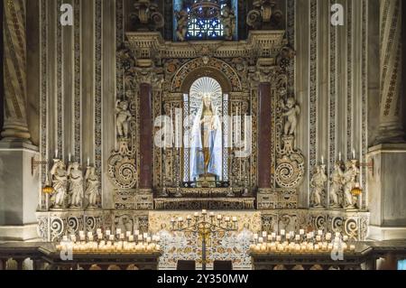 Altare della Vergine Maria con il bambino Gesù nella cattedrale di Santa Maria Nuova di Monreale con molti angeli portando candele accese vicino a Palermo in Sicil Foto Stock