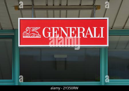 Capodistria, Slovenia - 25 agosto 2024: Logo generali Insurance su una facciata esterna di un edificio *** generali Versicherung Logo an einer Außenfassade eines Gebäudes Foto Stock