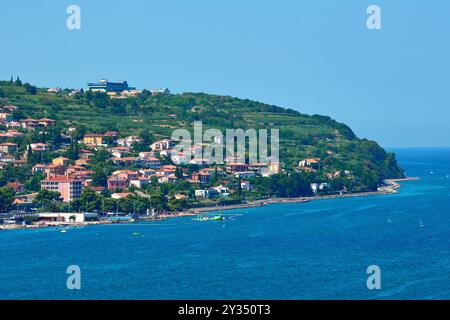 Capodistria, Slovenia - 25 agosto 2024: Paesaggio costiero di Capodistria con vista sul mare e sulle colline circostanti *** Küstenlandschaft von Koper mit Blick auf das Meer und die umliegenden Hügel Foto Stock