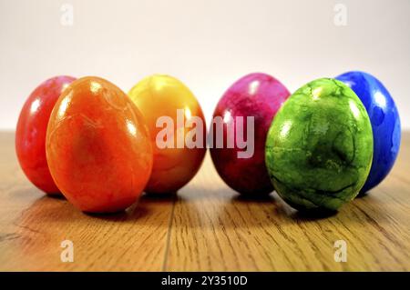 Sei uova di Pasqua il resto su una massa di legno Foto Stock