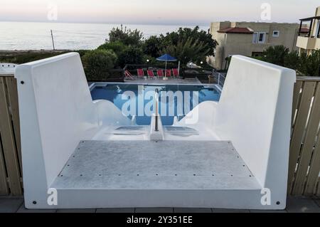 Doppia bianca acqua scivolo visto dalla parte superiore della piscina a Creta Foto Stock