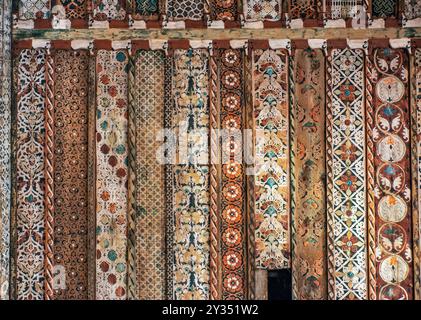 Soffitto in legno policromo, intorno al 1500, presso la chiesa di San Michele Arcangelo, patrimonio dell'umanità dell'UNESCO, villaggio di Dębno, Podhale, Malopolska, Polonia Foto Stock